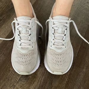 Hoka Arahi 5 (lunar rock color)